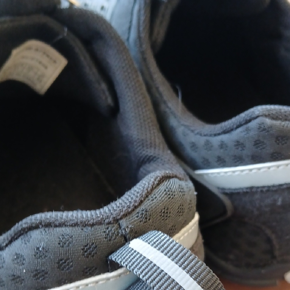 Women's Athletic Shoes - Black Size 8. - Picture 3 of 6